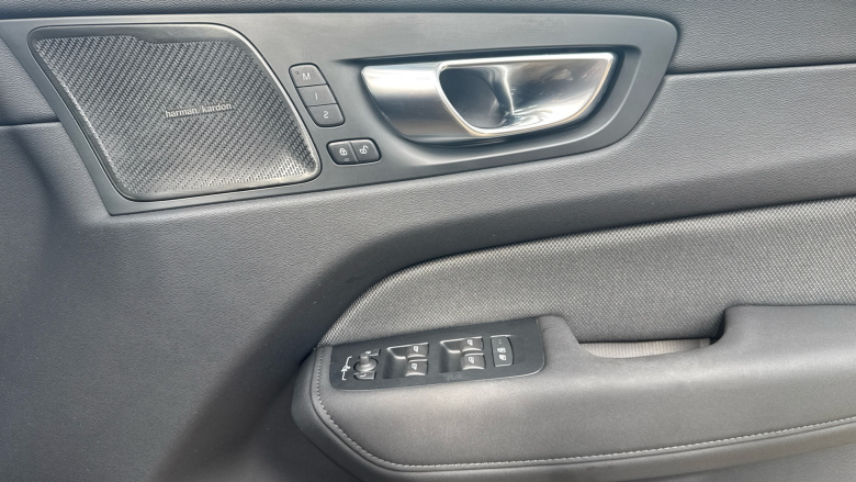 Volvo XC60 2.0 B5P Plus Black Edition 5dr AWD Geartronic Petrol Estate